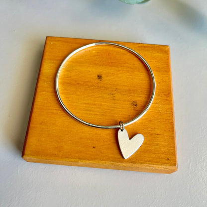 Esclava de alambre redondo con dije corazón mate