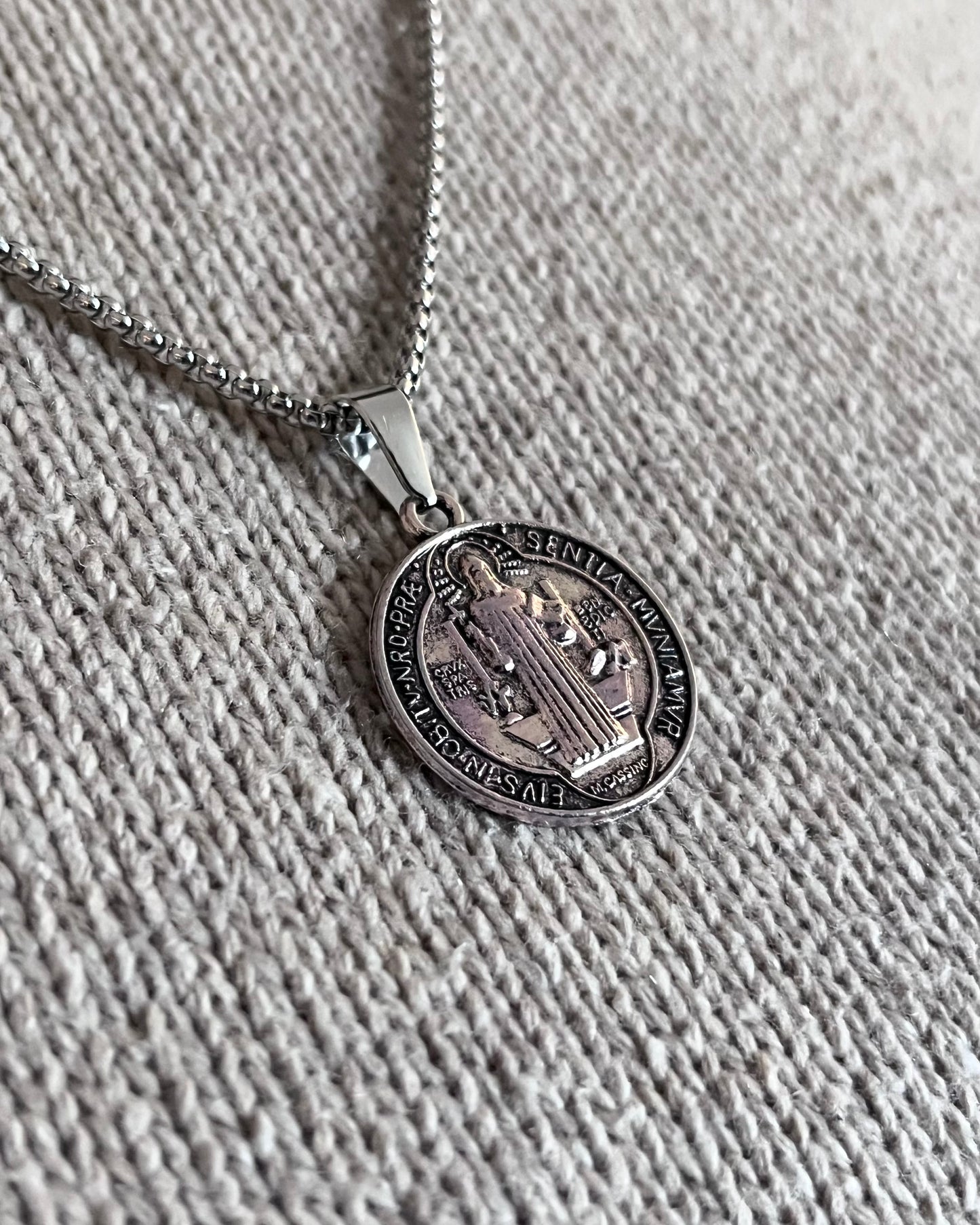 Dije San Benito de acero con cadena