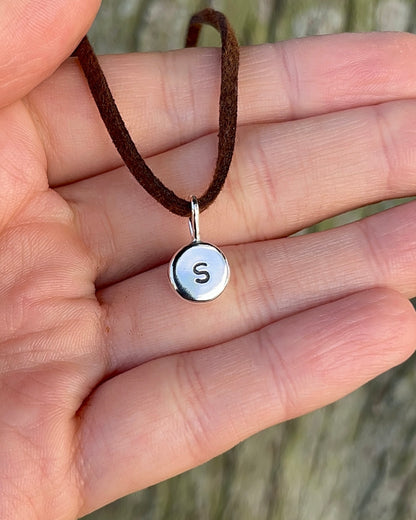 Dije reversible con inicial