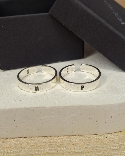 Anillo cinta con inicial