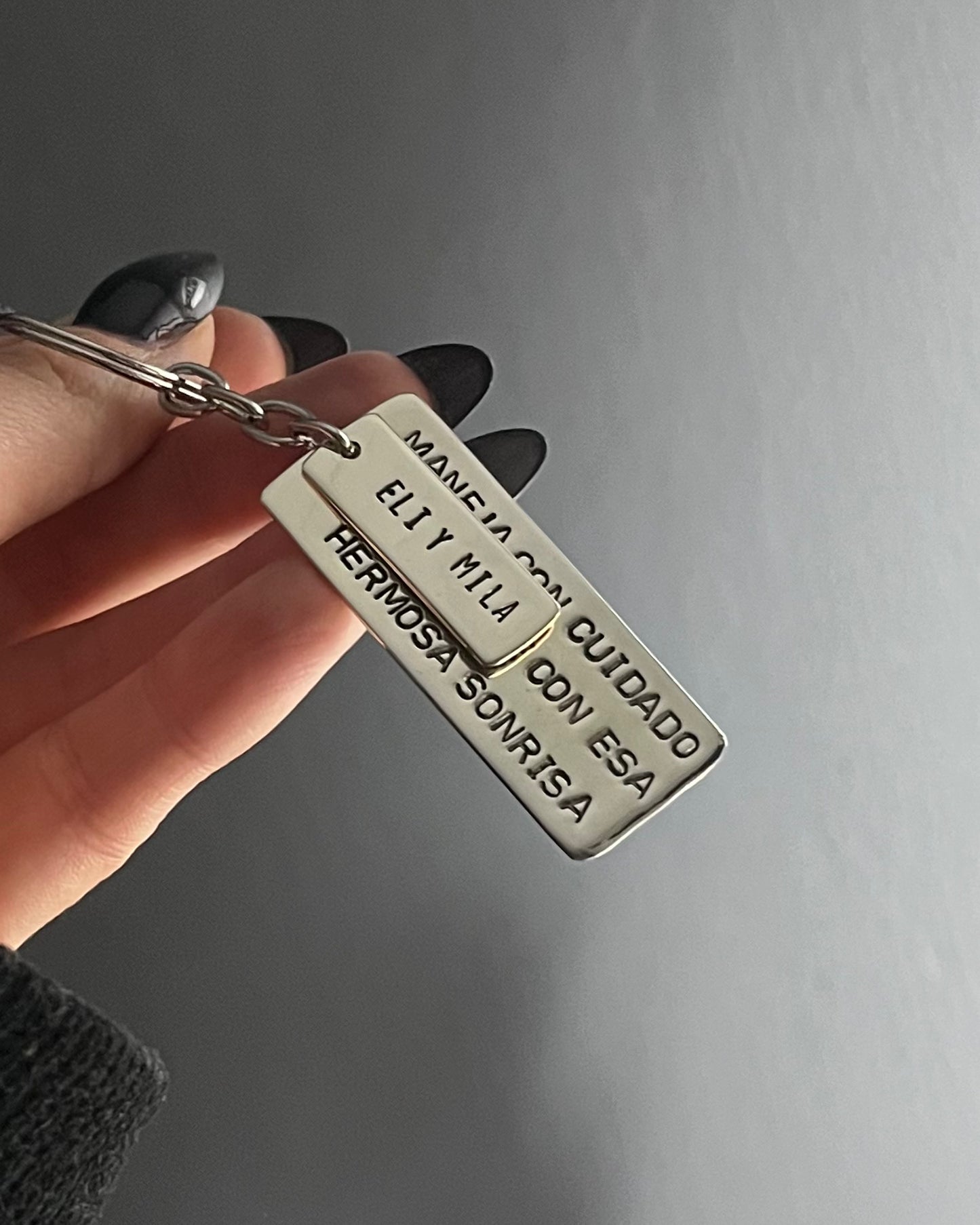 Llavero ancho de alpaca con dije