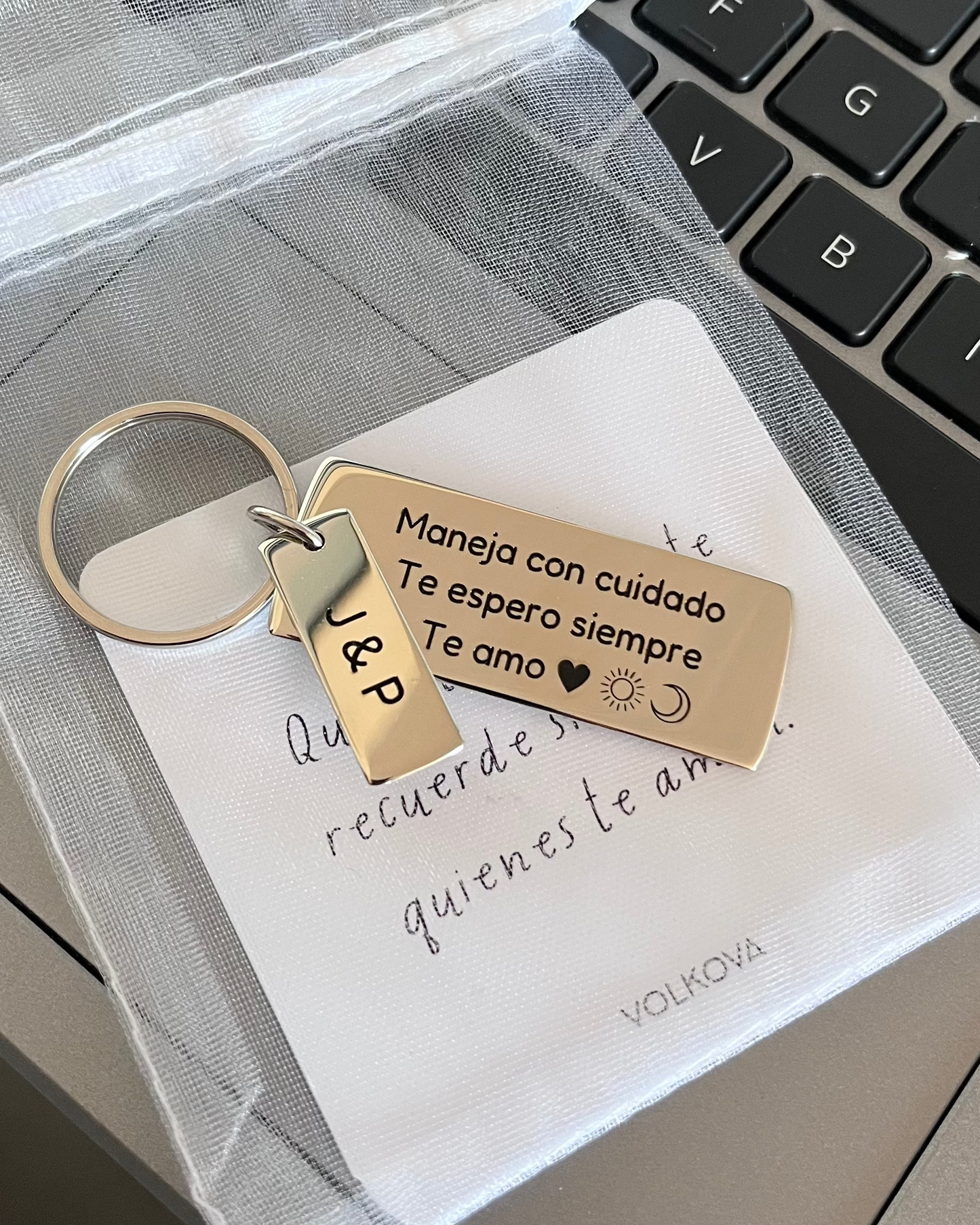 Llavero ancho de alpaca con dije
