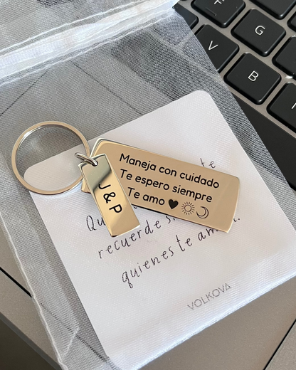 Llavero ancho de alpaca con dije