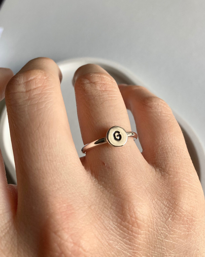 Anillo con inicial grande