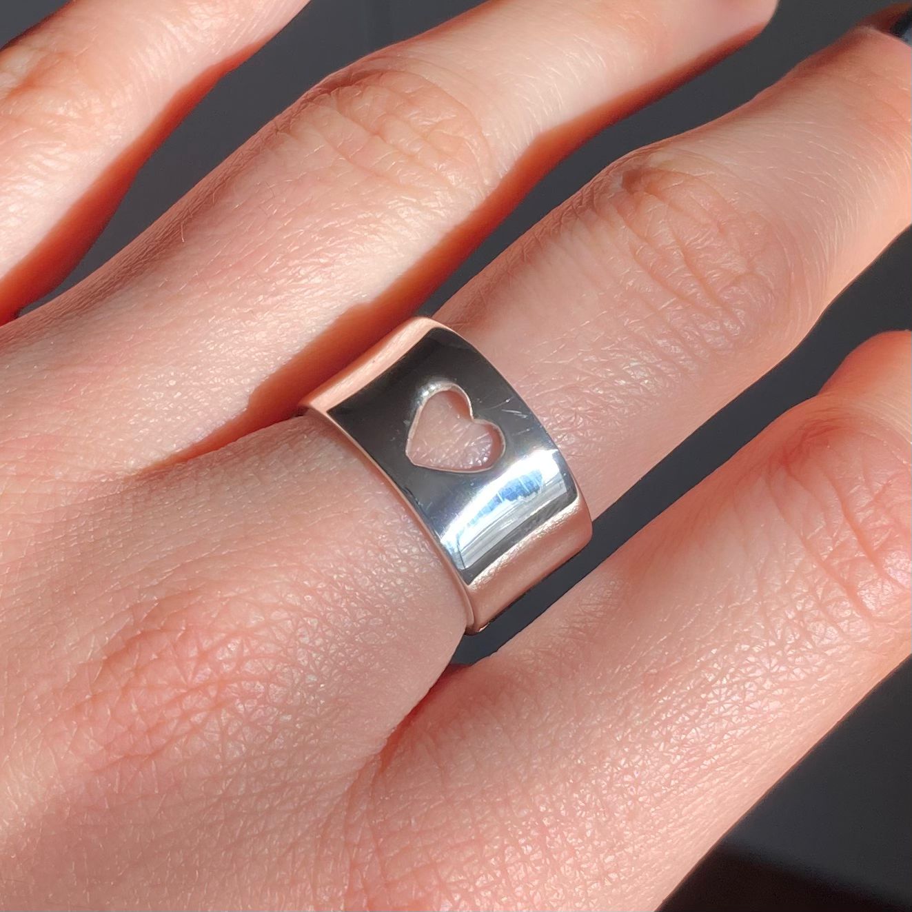 Anillo ancho con corazón calado