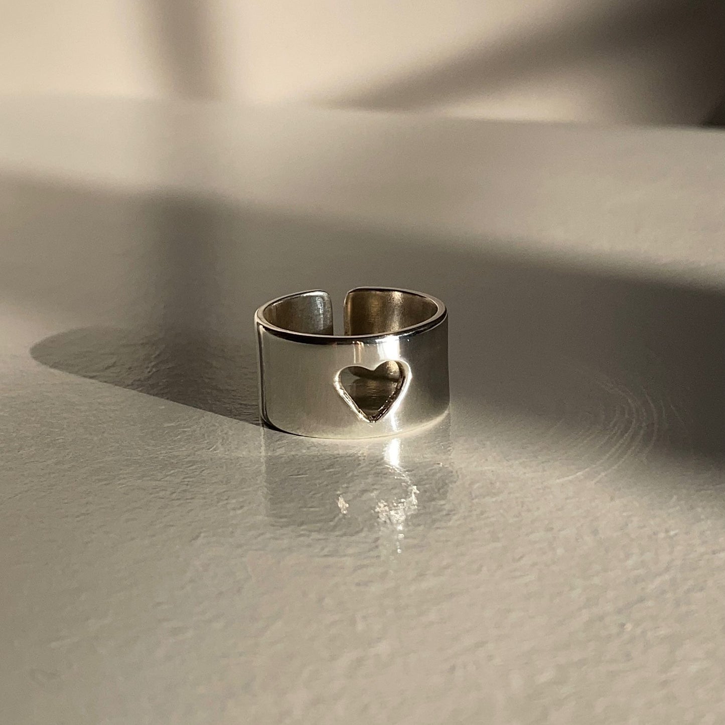 Anillo ancho con corazón calado