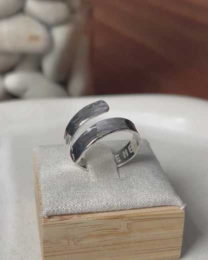 Anillo enrollado texturado grabado