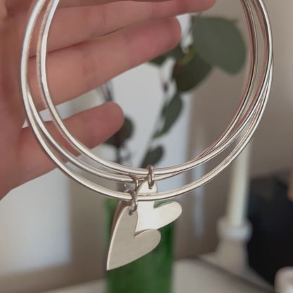 Esclava de alambre redondo con dije corazón mate