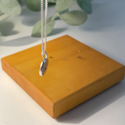 Dije rústico con inicial