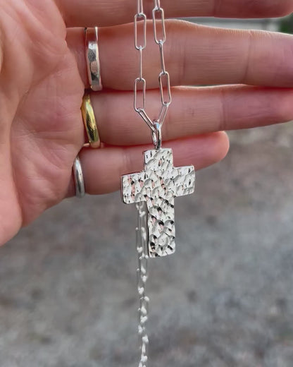 Dije cruz martillada