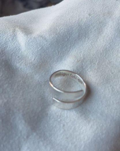 Anillo enrollado texturado grabado
