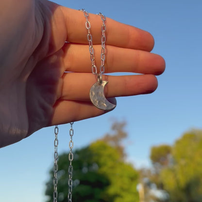 Dije luna martillado